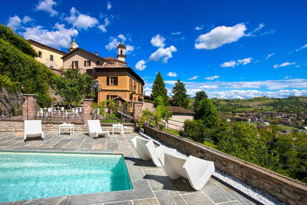 Piscina e vista panoramica del Relais Villa del Borgo a Canelli
