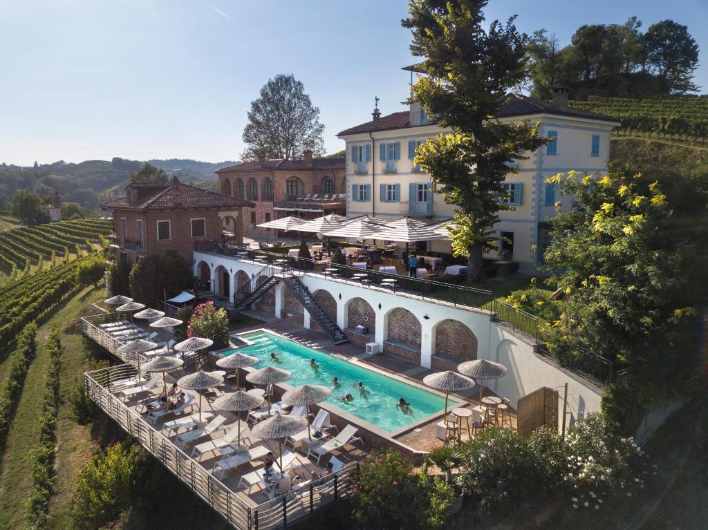 Piscina di Villa TIboldi a Canale Monferrato